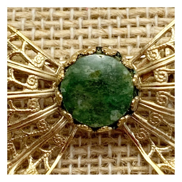 Vintage gold tone filigree bow brooch with green nephrite jade stone - Picture 7 of 7